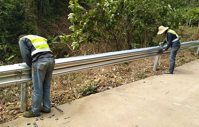 和田高速公路护栏的定期维护与保养