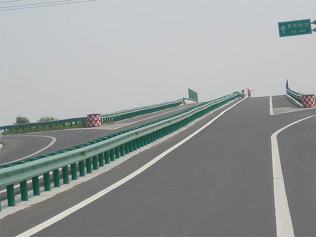 和田高速公路护栏的材质与规格