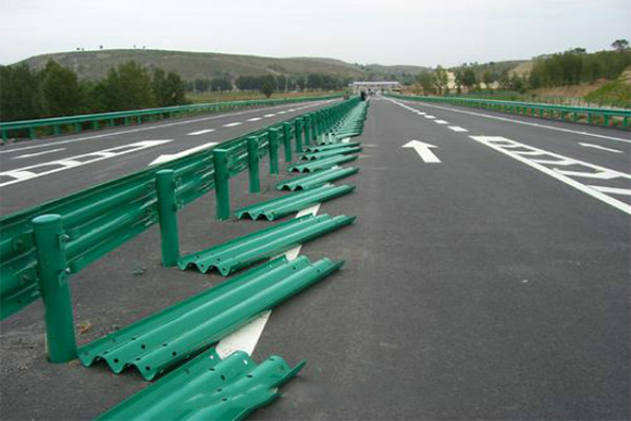 和田波形护栏的维护与管理确保道路安全的关键步骤