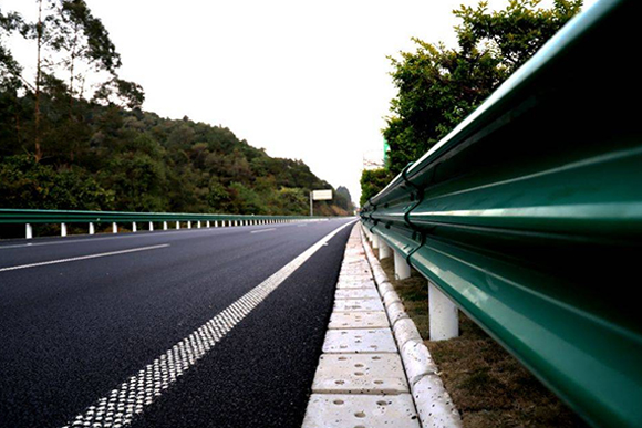 和田高速公路护栏的常用类型